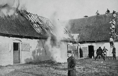 Soldados franceses combaten un incendio provocado por bombas incendiarias alemanas, Artois, Primera Guerra Mundial, 1915 de Unbekannt