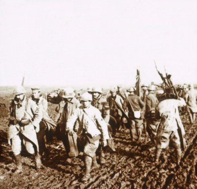 Soldados franceses con prisioneros alemanes, c1914-c1918 de Unbekannt