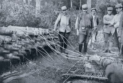 Soldados franceses con cilindros de gas, Primera Guerra Mundial, 1915 de Unbekannt