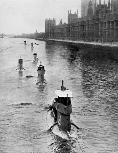 Submarino francés Saphir Q44 y otros cinco moviéndose de Gravesend a Londres, julio de 1909 de Unbekannt