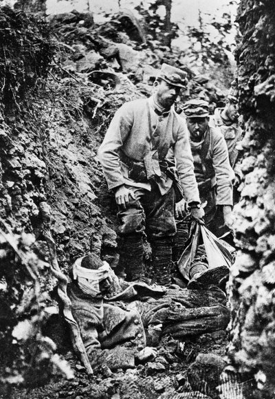 Tropas francesas después de un ataque y bombardeo alemán, Primera Guerra Mundial, 30 de junio de 1915 de Unbekannt