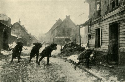 Tropas francesas cruzando una calle del pueblo bajo fuego alemán, Primera Guerra Mundial, 1914-1915, c1920 de Unbekannt