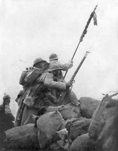 Tropas francesas con su bandera regimental, la 2ª Batalla de Champagne, Francia, 25 de septiembre de 1915 de Unbekannt