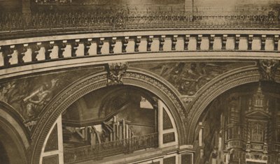 De la corona a la base de la vasta catedral de Londres: La Galería de los Susurros, c. 1935 de Unbekannt