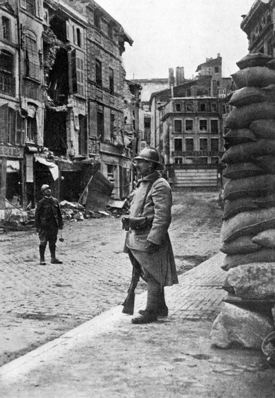 Guarnición de soldados franceses y bomberos, Verdún, Francia, Primera Guerra Mundial, 1916, c. 1920 de Unbekannt