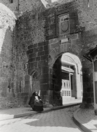 Puerta y entrada a la única calle de Mont St Michel, Normandía, Francia, siglo XX de Unbekannt