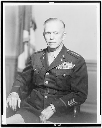 Gen. George Catlett Marshall, retrato de medio cuerpo, sentado, mirando ligeramente a la izquierda, en uniforme, c.1944 de Unbekannt