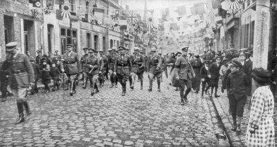 General Currie y tropas canadienses caminando por una ciudad liberada de Unbekannt