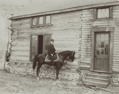 General Frederick Dent Grant a caballo frente a la cabaña (Hardscrabble) construida por su padre, Ulysses S. Grant de Unbekannt