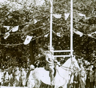 General Henri Gouraud en un desfile de la victoria, c1918 de Unbekannt