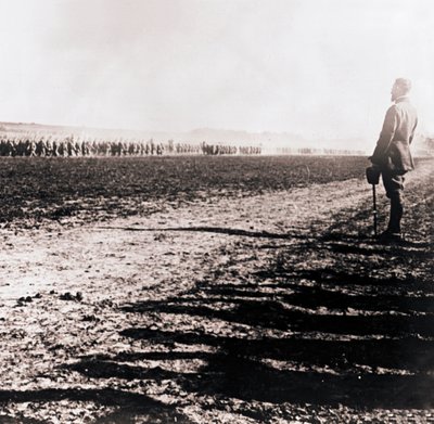 General Henri Gouraud inspeccionando el campo de tropas, c1914-c1918 de Unbekannt