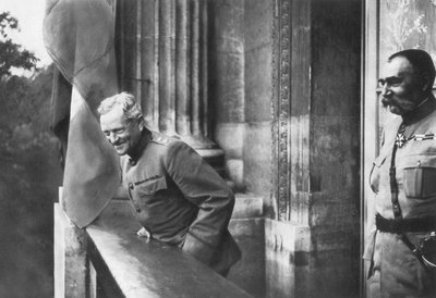 El general Pershing en el balcón del Hotel Crillon, París, Primera Guerra Mundial, 1917 de Unbekannt