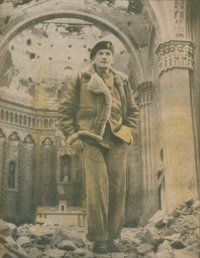 El General Sir Bernard Montgomery, inspecciona las ruinas destrozadas por los proyectiles de Fossacesia, 1944 de Unbekannt