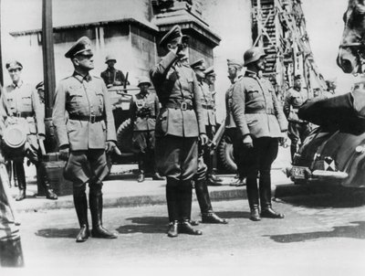 General von Bock saludando a las tropas alemanas desfilando frente al Arco de Triunfo, París, 14 de junio de 1940 de Unbekannt