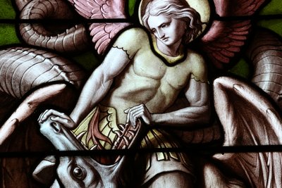 Ginebra, Ginebra, Suiza, el 5/7/2015 - Basílica de Notre-Dame de Ginebra. Vidriera. Ángel luchando contra Satanás como un dragón. de Unbekannt