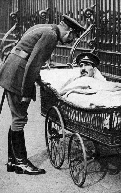 Jorge V con un soldado herido, 7º Batallón Sherwood Foresters, marzo de 1918 de Unbekannt
