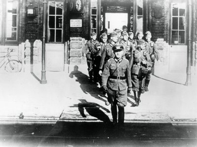 Oficial del ejército alemán liderando su compañía en una plataforma de estación de tren, París, agosto de 1940 de Unbekannt