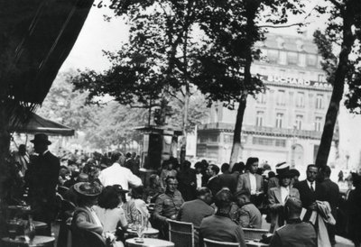 Oficiales del ejército alemán relajándose fuera del Café de la Paix, París, junio de 1940 de Unbekannt