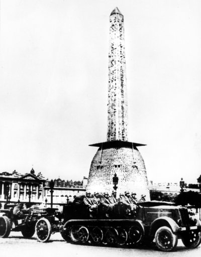 Artillería alemana pasando por la Plaza de la Concordia, París, 1940 de Unbekannt