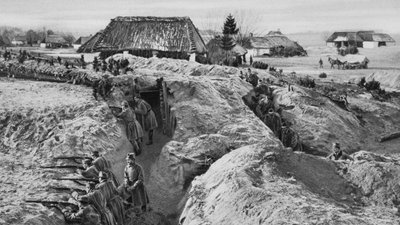 Infantería alemana en trincheras en Jasionna, Polonia, Primera Guerra Mundial, 1915 de Unbekannt