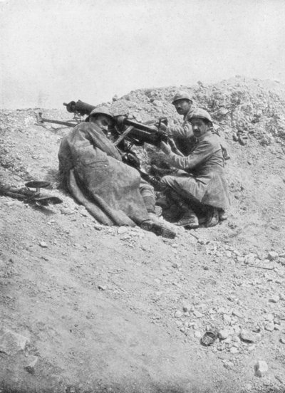 Ametralladora alemana siendo usada contra el enemigo, Verdún, Francia, 1917 de Unbekannt