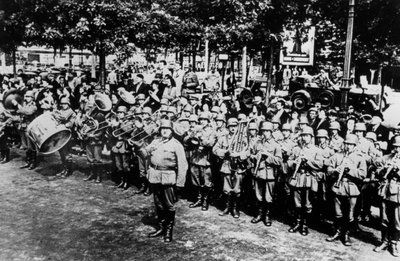 Banda militar alemana en el desfile en la Place de l
