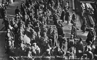 Prisioneros militares alemanes, incluidos guardias prusianos en Southend on Sea, c1914-1915 de Unbekannt