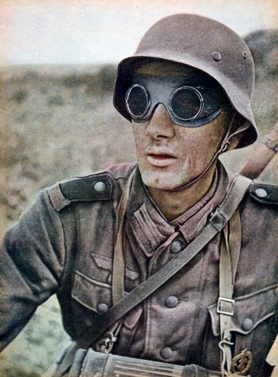 Soldado motociclista alemán dirigiéndose hacia el este, Rusia, 1942 de Unbekannt