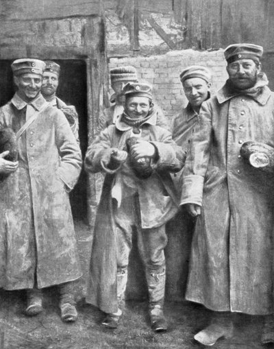 Prisioneros de guerra alemanes con su ración de pan, 1915 de Unbekannt