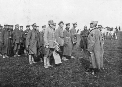 Prisioneros alemanes capturados el 18 de abril de 1918 siendo informados de las reglas de su cautiverio, Francia de Unbekannt
