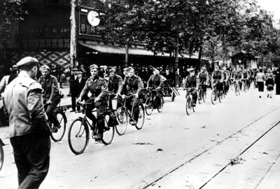 Soldado alemán en bicicleta por las calles de París, junio 1940 de Unbekannt