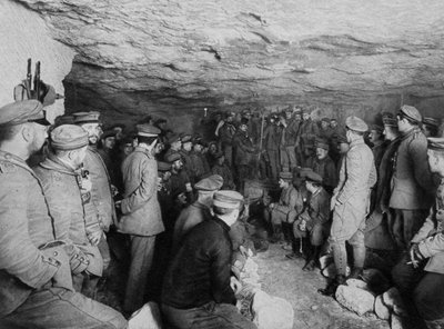 Soldados alemanes en un concierto en una cueva, Francia, Primera Guerra Mundial, 1915 de Unbekannt