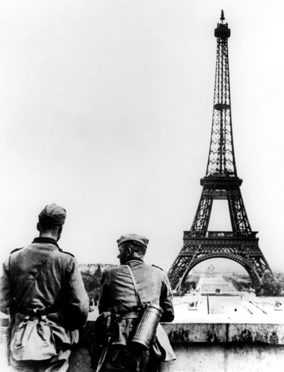 Soldados alemanes en la Torre Eiffel, París, junio 1940 de Unbekannt