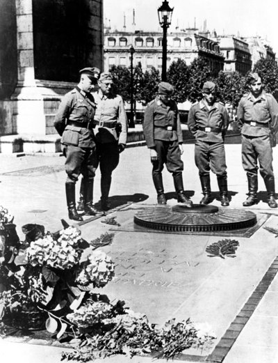 Soldados alemanes en la Tumba del Soldado Desconocido en el Arco de Triunfo, París, diciembre 1940 de Unbekannt