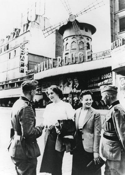 Soldados alemanes coqueteando con mujeres francesas fuera del Moulin Rouge, París ocupado, junio de 1940 de Unbekannt