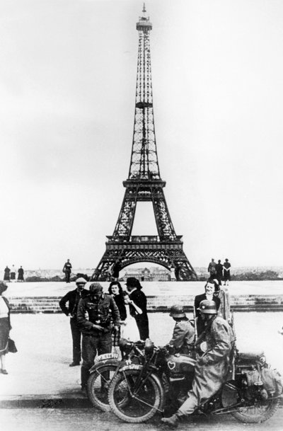 Soldados alemanes frente a la Torre Eiffel, París, 1940 de Unbekannt
