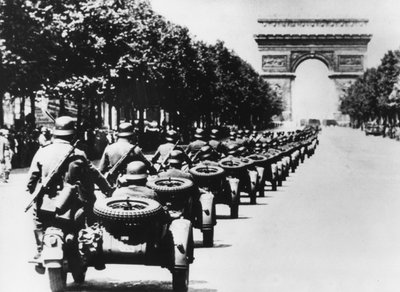 Soldados alemanes en los Campos Elíseos, París, 14 de junio de 1940 de Unbekannt