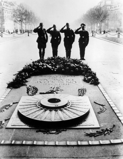 Soldados alemanes saludando la Tumba del Soldado Desconocido, París, diciembre de 1940 de Unbekannt