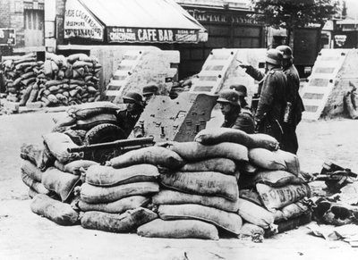 Soldados alemanes con barricada francesa capturada, cerca de París, junio 1940 de Unbekannt
