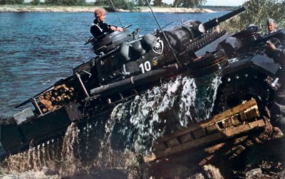 Tanque alemán cruzando un río, Rusia, 1941 de Unbekannt