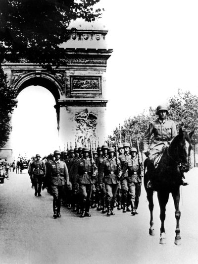 Tropas alemanas marchando en los Campos Elíseos, París, 14 de junio de 1940 de Unbekannt