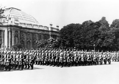 Tropas alemanas desfilando ante el comandante alemán de París, 8 de julio de 1941 de Unbekannt