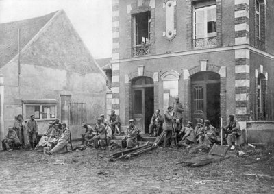 Tropas alemanas sentadas en los escalones del Ayuntamiento de Vareddes, Francia, 1914 de Unbekannt