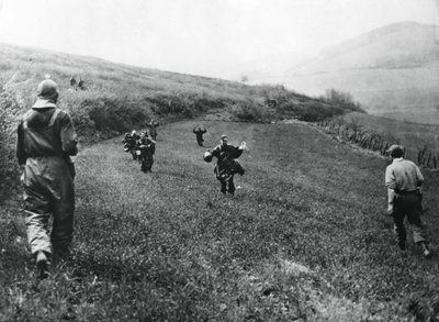 Tropas alemanas rindiéndose a soldados del 1er Ejército Americano, cerca de Elsborn, Alemania, abril de 1945 de Unbekannt