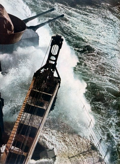 Buque de guerra alemán luchando contra los mares del Atlántico, 1942 de Unbekannt