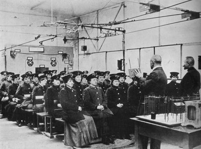 Mujeres alemanas siendo entrenadas como trabajadoras de tranvía en Berlín, 1915 de Unbekannt