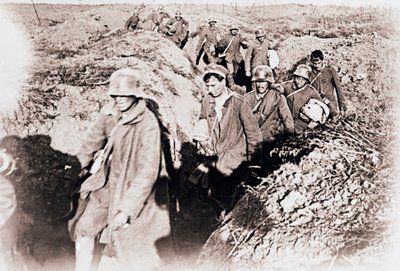 Alemanes rindiéndose en Laffaux, norte de Francia, c1914-c1918 de Unbekannt