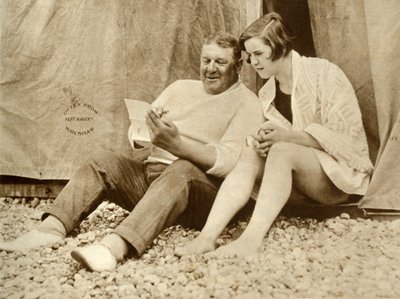 Gertrude Ederle recibiendo consejos de su entrenador Jabez Wolff, 1926, 1935 de Unbekannt