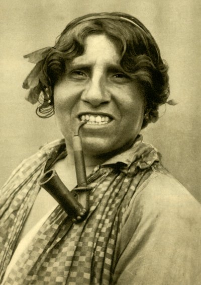 Mujer gitana fumando una pipa, Burgenland, Austria, c1935 de Unbekannt