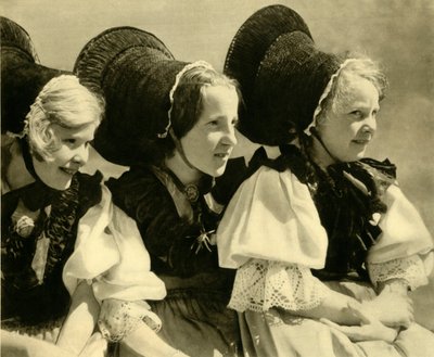 Niñas con traje tradicional, Vorarlberg, Austria, c. 1935 de Unbekannt